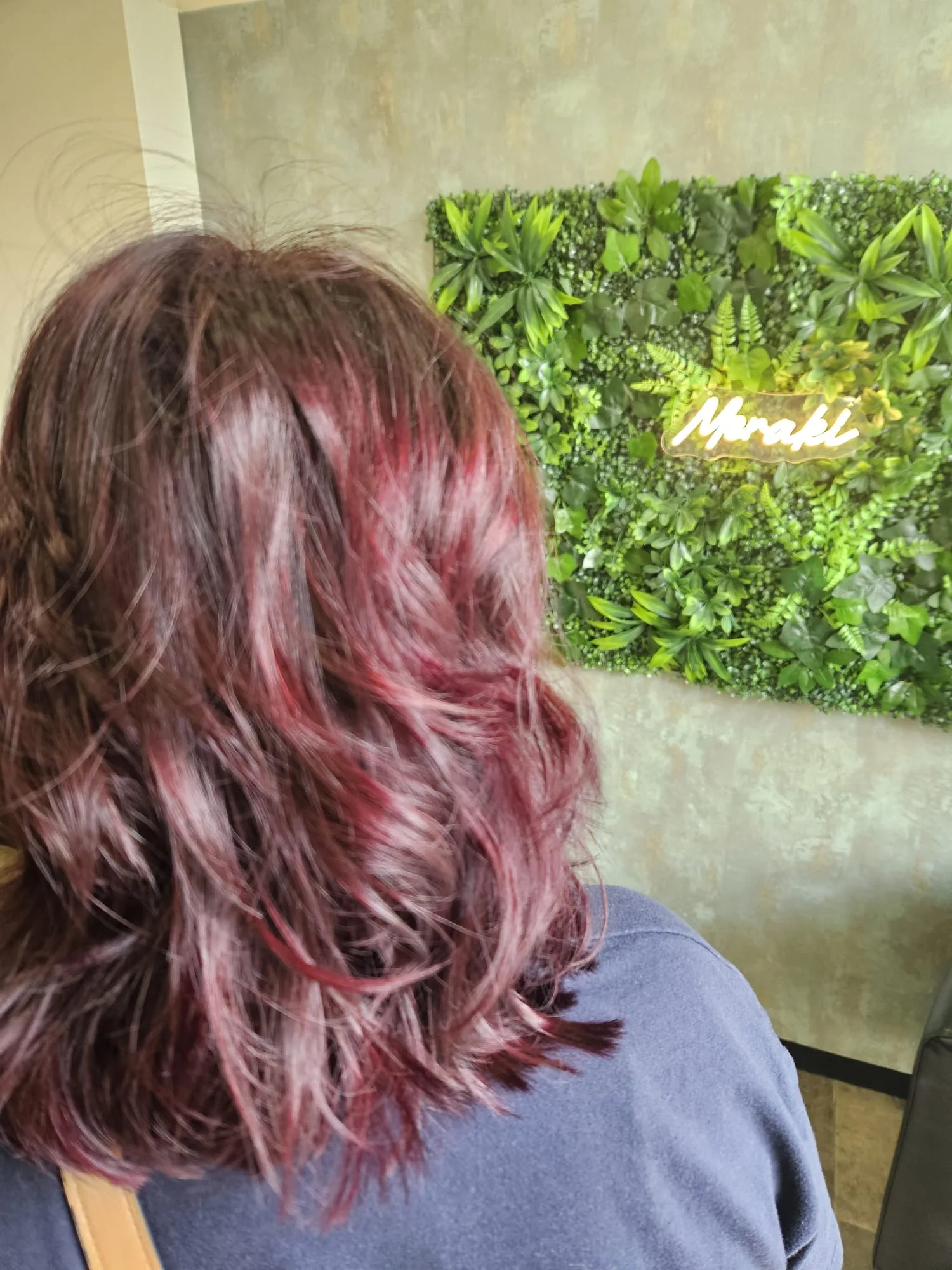 Color rojo cereza con ondas